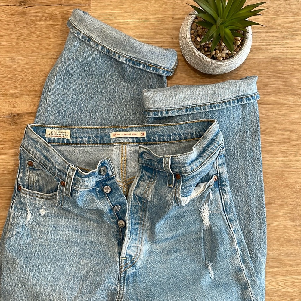 Levi’s. Ribcage Straight Ankle